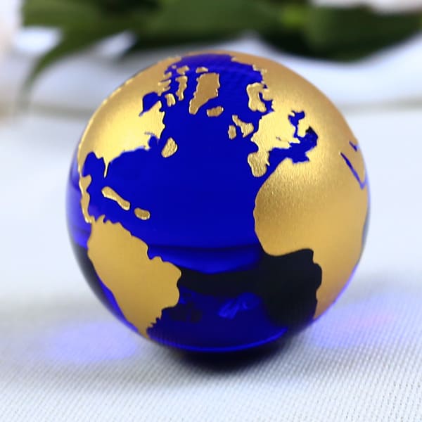 Planète Terre-boule De Cristal Globe, Ornement Gravé Banque D