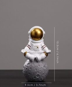 figurine astronaute meditation or