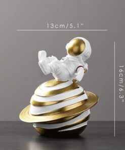 figurine petit astronaute or